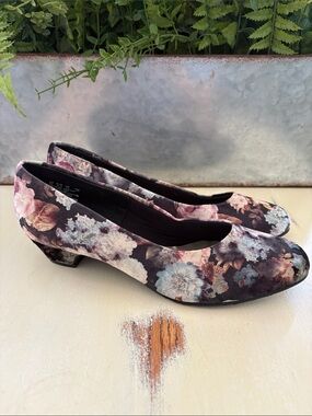 Soft Style by Hush Puppies "Angel II" pumps floral brocade pattern Women’s 9.5